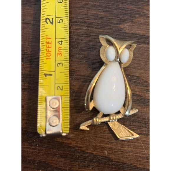 Vintage Crown Trifari Gold Tone White Cabochon Owl Brooch 1.75" Decorative Pin - Picture 4 of 4